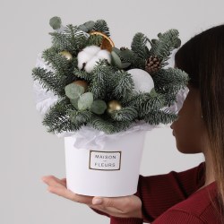 Зимняя композиция в коробке с датской елью